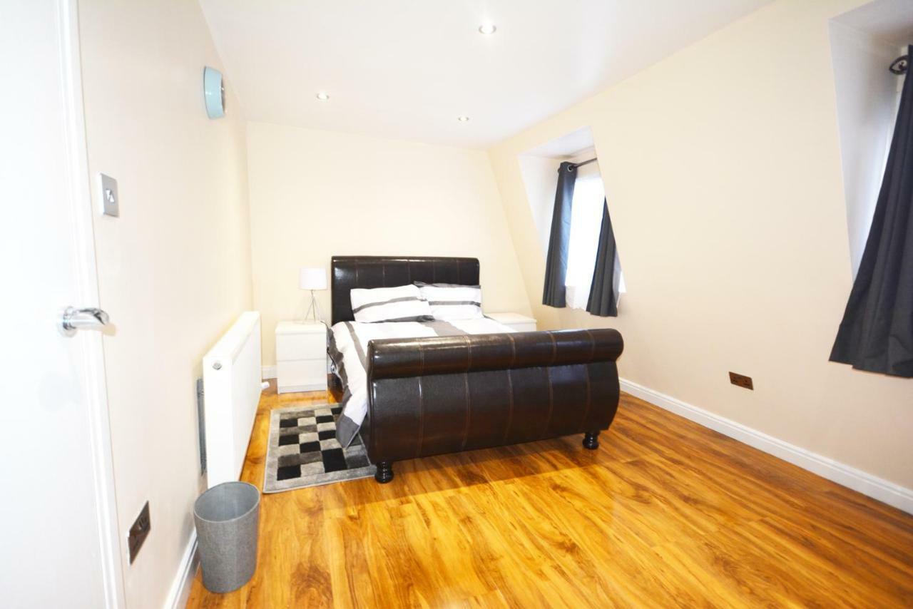 Modern 4 Bedroom Apartament